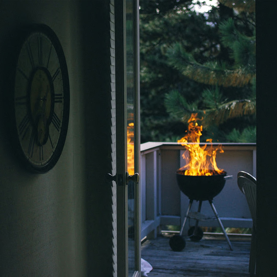 Faire un barbecue à charbon ou électrique sur le balcon, attention aux flammes des barbecues à charbon